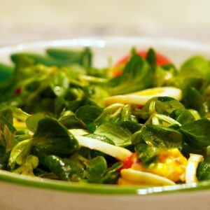 Nüsslisalat mit Poulet und Champignon